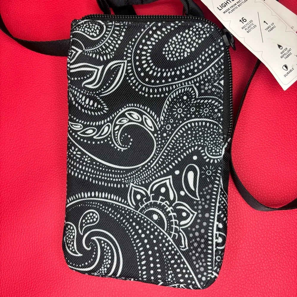 Vera Bradley Lighten Up‎ RFID Cellphone Xbody Black/White Paisley Bag NWT